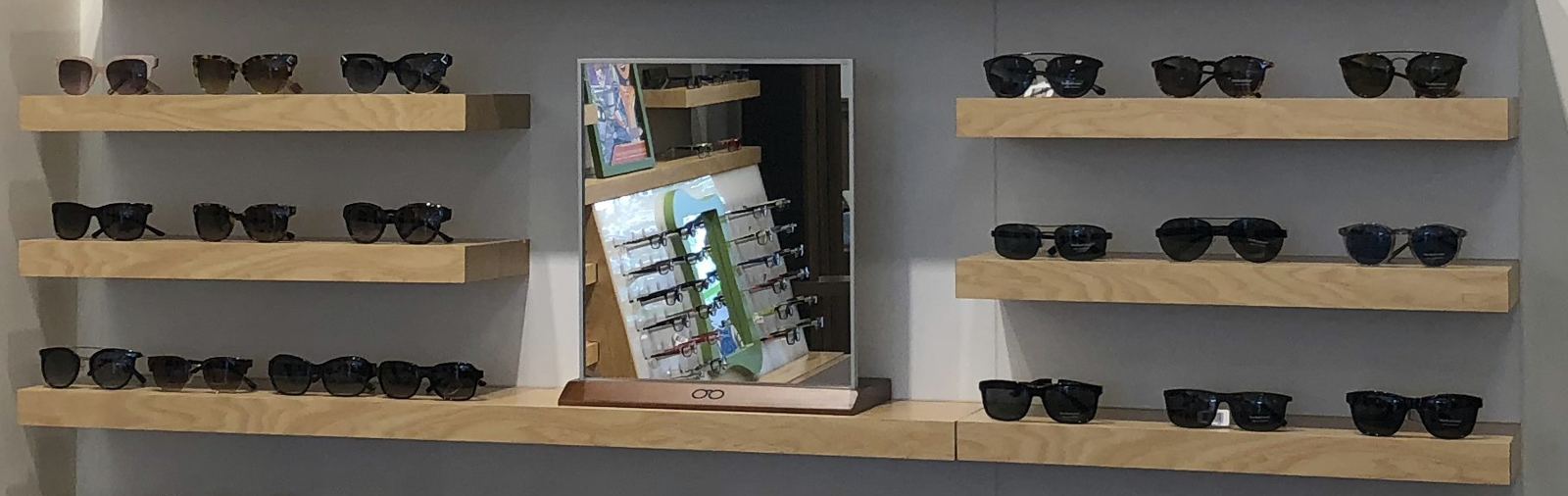Frame wall in an optical dispensary